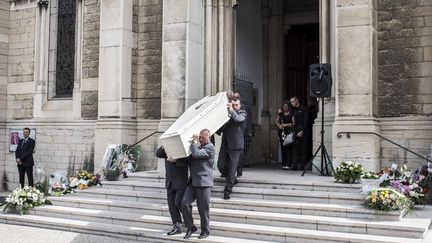 Le cercueil d'Herv&eacute; Cornara, victime de l'attentat en Is&egrave;re, est port&eacute; hors de l'&eacute;glise de Fontaine-sur-Sa&ocirc;ne (Lyon), le 3 juillet 2015. (JEAN-PHILIPPE KSIAZEK / AFP)