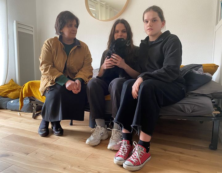 Sophie, Anastasiia et leur maman Larissa, le 8 avril 2022, dans leur appartement à Toulouse (Haute-Garonne). (RAPHAEL GODET / FRANCEINFO)