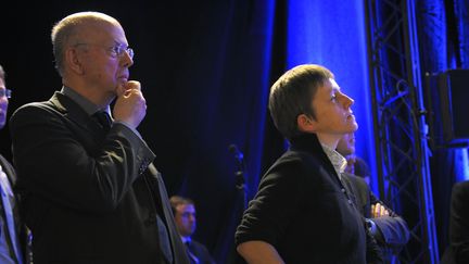 Patrick Buisson (G) et Emmanuelle Mignon (D), conseillers de Nicolas Sarkozy lors du dernier meeting de celui-ci, le 4 mai 2012 aux Sables d'Olonne.&nbsp; ( PHILIPPE WOJAZER / REUTERS)