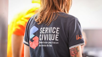 Une jeune femme au Forum Service civique de Montbéliard (Doubs), le 27 septembre 2023. (LIONEL VADAM  / L'EST REPUBLICAIN / MAXPPP)