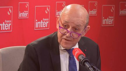 L'ancien chef de la diplomatie française, Jean-Yves Le Drian, représentant personnel du président de la République au Liban, le 21 novembre 2024 sur France Inter. (FRANCE INTER / RADIO FRANCE)