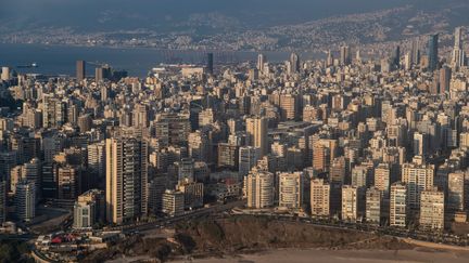 Vue de Beyrouth, le 11 août 2020, une semaine après les deux explosions&nbsp;qui ont soufflé&nbsp;le port et une partie de la ville.&nbsp; (CAROLINE BLUMBERG / MAXPPP)