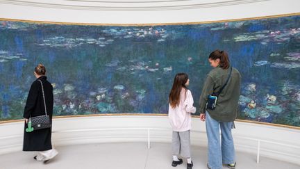 Des visiteurs au musée de l'Orangerie, à Paris, le 15 novembre 2023. (RICCARDO MILANI / HANS LUCAS / AFP)