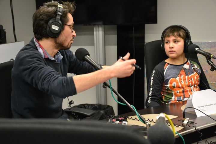 Les enfants avaient préparé leurs questions en amont avec le journaliste qui a présenté franceinfo junior, Julien Moch. (ESTELLE FAURE / FRANCEINFO - RADIOFRANCE)