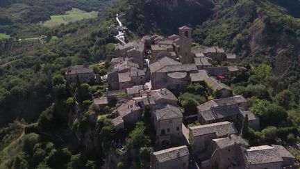 Pour cette première étape de la série consacrée aux plus beaux villages du monde, Le "13 Heures Découverte" vous emmène au nord de la ville italienne de Rome. À cet emplacement se situe Civita di Bagnoregio, une petite cité médiévale et difficile d’accès se trouvant au sommet d’un piton rocheux qui surplombe une immense vallée. (France 2)