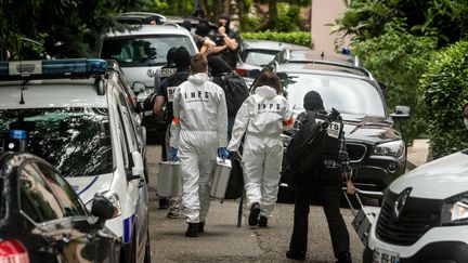 Des policiers à Oullins, près de Lyon, où se trouve le domicile du principal suspect, le 27 mai 2019. (NICOLAS LIPONNE / AFP)