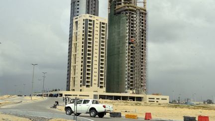 Sur Eko Atlantic (quartier de Lagos au Nigeria), vendu comme le plus grand projet immobilier d'Afrique, la construction frénétique a fortement ralenti... en attendant des jours meilleurs. (PIUS UTOMI EKPEI / AFP)