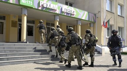 Des unités spéciales pénètrent dans une école visée par une attaque meurtrière, le 11 mai 2021, à Kazan (Russie). (THE INVESTIGATIVE COMMITTEE OF THE RUSSIAN FEDERATION / AP)