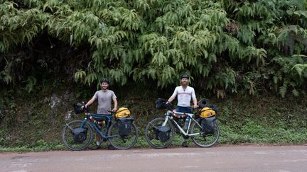 "Un jour on a eu une envie, un rêve, celui de traverser le monde à vélo et on s’est dit que plutôt que d’attendre la retraite on pouvait la vivre dès aujourd’hui cette liberté", confient Damien Calvet et Matthieu Marlin. (DAMIEN CALVET)