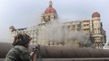 Un soldat indien pendant l'attaque de l'h&ocirc;tel Taj Mahal &agrave; Bombay (Inde), le 29 novembre 2008. (PEDRO UGARTE / AFP)