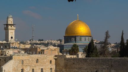 Une vue de la vieille ville de J&eacute;rusalem, avec le&nbsp;d&ocirc;me du Rocher, troisi&egrave;me lieu saint musulman, et le mur des Lamentations, r&eacute;v&eacute;r&eacute; par les juifs, le 17 novembre 2013. (MAXPPP)