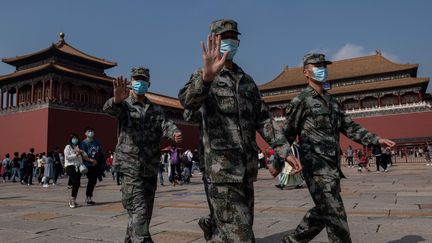 Des soldats à Pekin le 1er octobre pour la fête nationale chinoise.&nbsp; (NICOLAS ASFOURI / AFP)