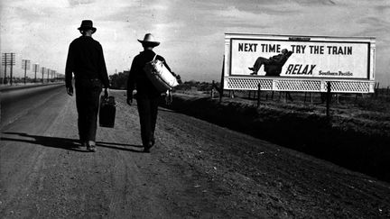 Au-delà des images emblématiques comme la "Migrant Mother", le Jeu de Paume expose plus de cent tirages vintages de Dorothea Lange, de 1933 à 1957. Une exposition qui entend mettre l'accent sur la force émotionnelle des images de celle qui fut la première femme photographe à avoir une exposition personnelle au MoMA de New York en 1966. Ses photos d'Américains d'origine japonaise internés pendant la Deuxième Guerre mondial sont montrées en France pour la première fois. Du 16 octobre 2018 au 27 janvier 2018. Ici, Dorothea Lange, "Toward Los Angeles", 1937
 (The Dorothea Lange Collection, the Oakland Museum of California)