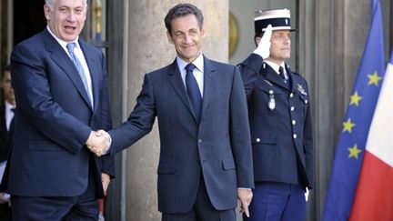 Le Premier ministre israélien Benjamin Netanyahu et Nicolas Sarkozy sur le perron de l'Elysée le 24 juin 2009 (© AFP/GERARD CERLES)