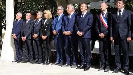 Les ministres François de Rugy et Gérard Collomb, l'ancien président Nicolas Sarkozy, Brigitte Macron, le président de l'Assemblée, Richard Ferrand, le président du Sénat, Gérard Larcher, le président Emmanuel Macron, Emmanuel Grégoire, le premier adjoint à la maire de Paris, et le maire de Nice, Christian Estrosi (de gauche à droite), le 19 septembre 2018 aux Invalides à Paris pour la cérémonie en hommage aux victimes du terrorisme. (LUDOVIC MARIN / POOL)