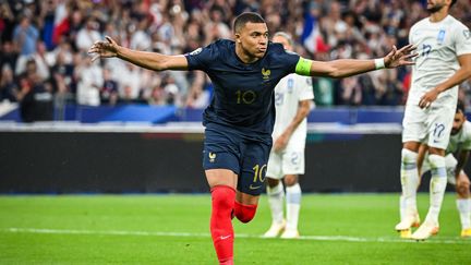 Kylian Mbappé célèbre son but sur penalty face à la Grèce lors des éliminatoires de l'Euro 2024, le 19 juin 2023. (AFP)