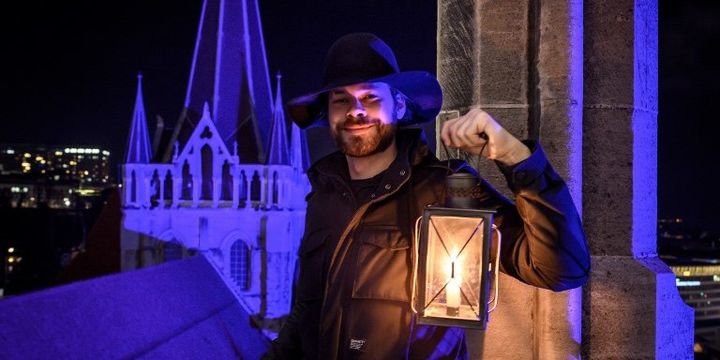 Marco Carrara, l'un des derniers guets d'Europe, à son poste au sommet de la cathédrale de Lausanne
 (FABRICE COFFRINI / AFP)