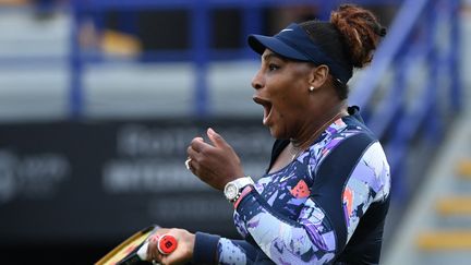 Serena Williams&nbsp;après sa victoire en double aux côtés de Ons Jabeur, le 21 juin 2022, lors du premier tour du tournoi d'Eastbourne. (GLYN KIRK / AFP)