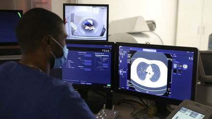 Un manipulateur en radiologie médicale réalise un scanner pulmonaire sur une femme fumeuse à Ajaccio (Corse-du-Sud), le 16 décembre 2021. (PASCAL POCHARD-CASABIANCA / AFP)