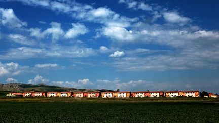 Vue du complexe de 24 hectares de Cara Mineo, un centre d'accueil pour demandeurs d'asile, dans la province de Catane en Sicile le 21 avril 2015. (ALBERTO PIZZOLI / AFP)