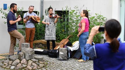 Lors de la&nbsp;Fête de la Musique, il est désormais possible d'inviter les artistes chez soi, à l'occasion d'un concert privé et intime. (JENS KALAENE / DPA)