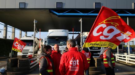 Des syndicalistes bloquent le passage des camions sur le pont de Normandie, au Havre (Seine-Maritime), le 25 mai 2016. (CHARLY TRIBALLEAU / AFP)