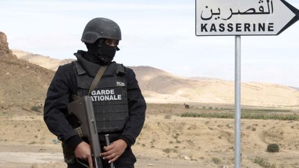 La gendarmerie tunisienne en opération dans les montagnes de Kasserine, à la frontière avec l'Algérie, repaires de plusieurs groupes jihadistes. La Tunisie est devenue le refuge de groupes islamistes algériens depuis la fin des années 1990. Photo prise le 23 octobre 2014. (ZOUBEIR SOUISSI / X02856)