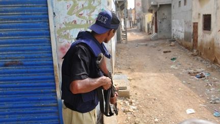 Un policier pakistanais dans une banlieue de Karachi où des affrontements ont fait 70 morts (04/08/2010) (AFP/RIZWAN TABASSUM)