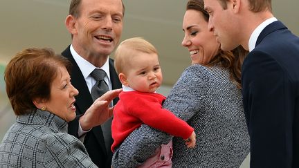 Le prince George tourne le dos au Premier ministre australien Tony Abbott, le 25 avril 2014, lors d'une visite avec ses parents Kate et William &agrave; Canberra (Australie). (SAEED KHAN / AFP)