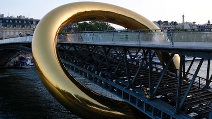 L'installation intitulée "RINGdeLUXE" de l'artiste Plastique Fantastique sur la passerelle Léopold Sédar Senghor sur la Seine à Paris, le 2 juin 2023. (CHRISTOPHE DELATTRE / AFP)