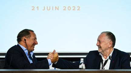 L'ancien président de l'Olympique Lyonnais Jean-Michel Aulas et le businessman américain John Textor lors de l'annonce du rachat du club le 21 juin 2022. (OLIVIER CHASSIGNOLE / AFP)