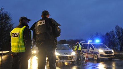 Contrôle de police sur l'A31 en novembre 2015. (JEAN-CHRISTOPHE VERHAEGEN / AFP)