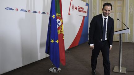 Le candidat du Parti socialiste à l'élection présidentielle, Benoît Hamon, était en déplacement de campagne à Lisbonne (Portugal) le 18 février 2017. (FRANCISCO LEONG / AFP)