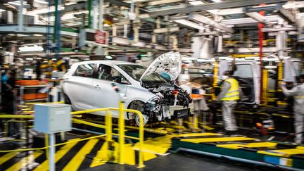 Des employés travaillent sur la chaîne de montage qui produit à la fois le véhicule électrique Renault Zoe et le véhicule hybride Nissan Micra, à Flins-sur-Seine, (Yvelines), le 6 mai 2020. (MARTIN BUREAU / AFP)