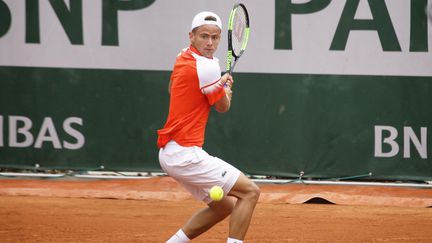 Enzo Couacaud lors des Internationaux de France. (IBRAHIM EZZAT / NURPHOTO)