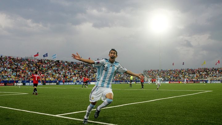 Angel Di Maria f&ecirc;te son but contre le Chili en demi-finale du Mondial des moins de 20 ans, &agrave; Toronto (Canada), le 19 juillet 2007.&nbsp; (NICK LAHAM / GETTY IMAGES / AFP)