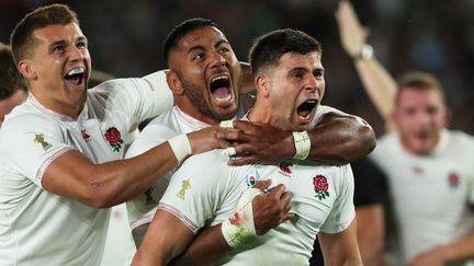 Les joueurs anglais félicitent Ben Youngs (à droite) après son essai inscrit contre la Nouvelle-Zélande, le 26 octobre 2019 en demi-finale de la Coupe du monde de rugby à Yokohama (Japon). (MASAHIRO SUGIMOTO / YOMIURI / AFP)