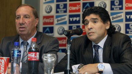 Diego Maradona (à droite) et l'ancien sélectionneur de l'équipe d'Argentine, Carlos Bilardo, lors d'une conférence de presse, à Buenos Aires, le 4 novembre 2008.&nbsp; (ALEJANDRO PAGNI / AFP)