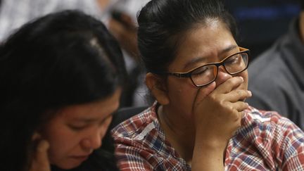 Les familles des passagers du vol d'AirAsia, port&eacute; disparu le 28 d&eacute;cembre 2014, attendent avec angoisses des nouvelles de leurs proches, &agrave; l'a&eacute;roport de&nbsp;Surabaya (Indon&eacute;sie). (BEAWIHARTA BEAWIHARTA / REUTERS)