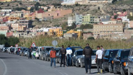 Point de passage entre l'enclave espagnole de Melilla et le Maroc, par lequel transitent de nombreuses marchandises d'occasion, dont des voitures, pour entrer sur le continent africain. Photo prise le 5&nbsp;décembre 2018. (ARTUR WIDAK / NURPHOTO)