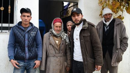 Le père d'Anis Amri entouré de ses enfants dans la région tunisienne de Kairouan, le 22 décembre 2016. (FETHI BELAID / AFP)