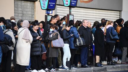 Des voyageurs&nbsp;attendent un bus à la gare routière Saint-Lazare à Paris, le 10 novembre 2022.&nbsp; (BERTRAND GUAY / AFP)