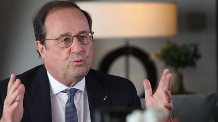 L'ancien président de la République François Hollande à Cannes (Alpes-Maritimes) le 15 mars 2022 (FRANZ CHAVAROCHE / MAXPPP)