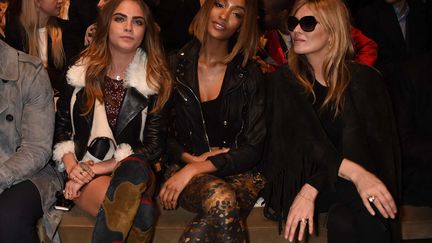 Au premier rang du d&eacute;fil&eacute; Burberry Prorsum &agrave; Londres (Royaume-Unis), les mannequins (de G &agrave; D)&nbsp;Cara Delevingne, Jourdan Dunn et Kate Moss, le 23 f&eacute;vrier 2015. (RICHARD YOUNG / REX / SIPA)