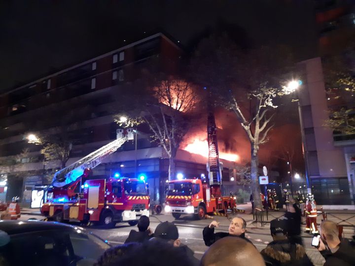 L'incendie s'est déclaré peu avant 21h, dans le 19e arrondissement de Paris. (REMI BRANCATO / RADIOFRANCE)