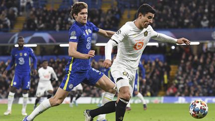 Benjamin André à la lutte avec Marcos Alonso lors de Chelsea-Lille, le 22 février. (ANDY RAIN / EPA)