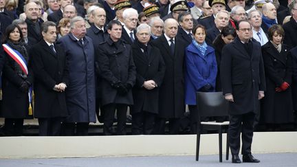 François Hollande et les principaux responsables politiques français respectent une minute de silence, dans la cour de l'hôtel des Invalides (Paris), le 27 novembre 2015. (PHILIPPE WOJAZER / AP / SIPA)