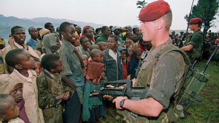 Deux soldats français dans le camp de réfugiés tutsis de&nbsp;Nyarushishi le 30 avril 1994. (PASCAL GUYOT / AFP)