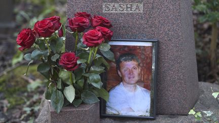 La tombe d'Alexandre Litvinenko, dans le cimetière de Highgate à Londres, le 21 janvier 2016. (TOBY MELVILLE / REUTERS)