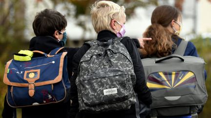 Des enfants portent le masque pour se rendre à l'école le 2 novembre 2020. Photo d'illustration.&nbsp; (ALEXANDRE MARCHI / MAXPPP)